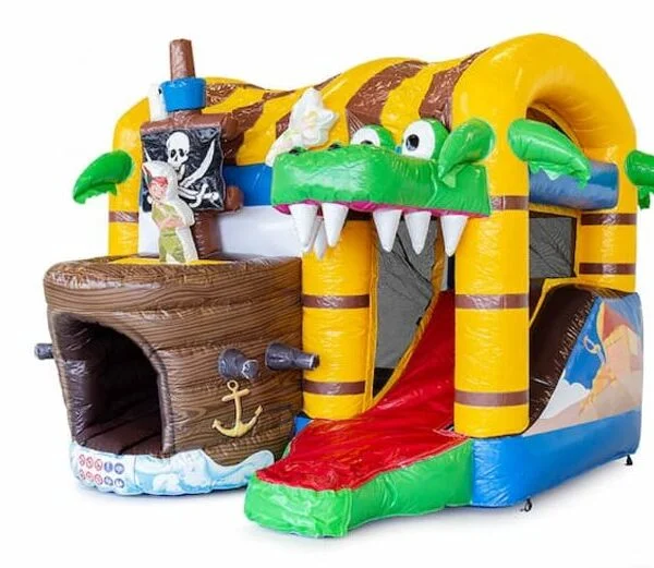 Groot springkussen in het thema van piraten met een piraten schip en een krokodil